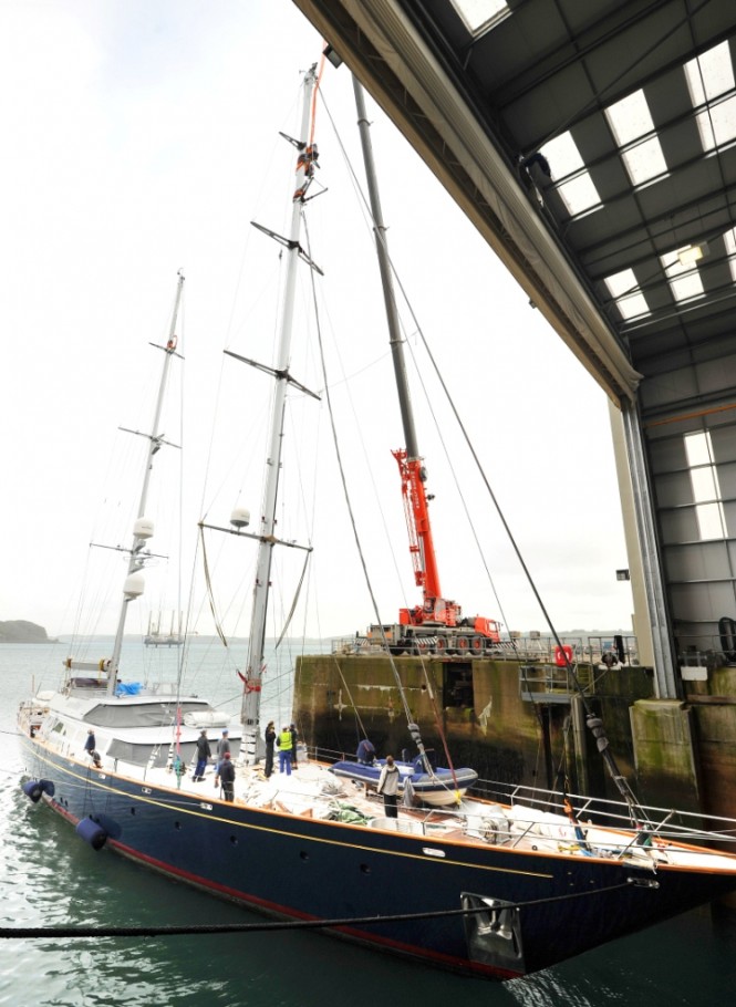 Perini Navi Superyacht Andromeda la Dea's mast removal ay Pendennis Shipyard