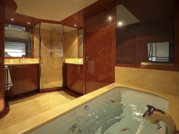Eurocraft Explorer 44 motoryacht bathroom