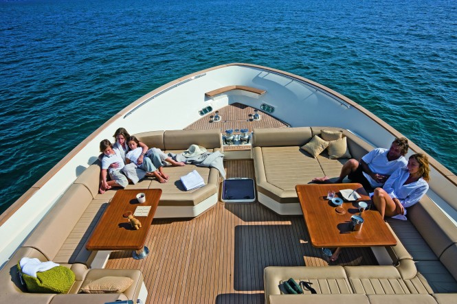 Mochi Craft Long Range 23 Motor yacht Bow Lounge