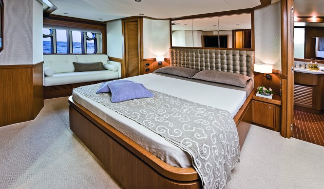 Mochi Craft Long Range 23 Motor yacht Master cabin