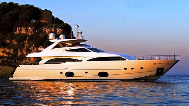 Ferretti Custom Line 97 motor yacht Casta Diva preparing to launch