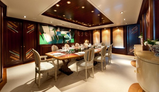 Motor Yacht Reborn - Dining Table