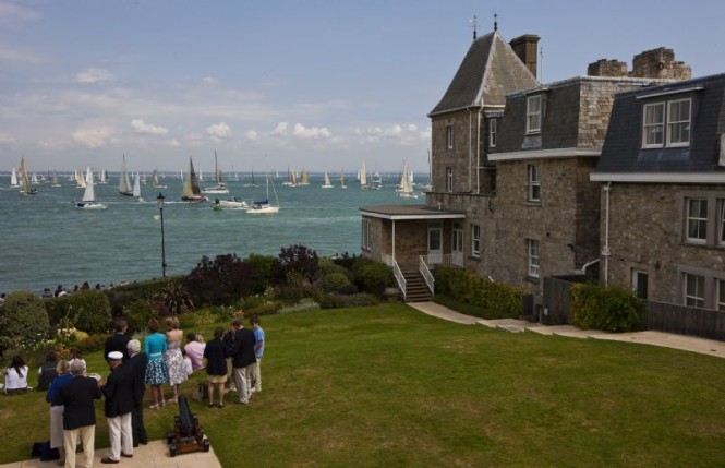 Spectators at the Royal Yacht Squadron Photo credit Rolex  Carlo Borlenghi