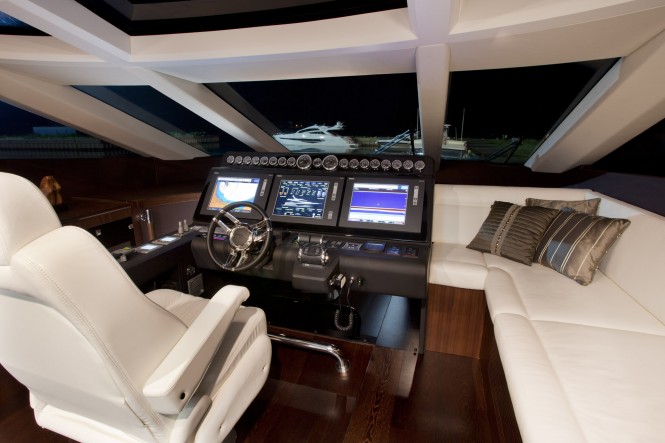 Galeon 780 Crystal yacht - Helm station
