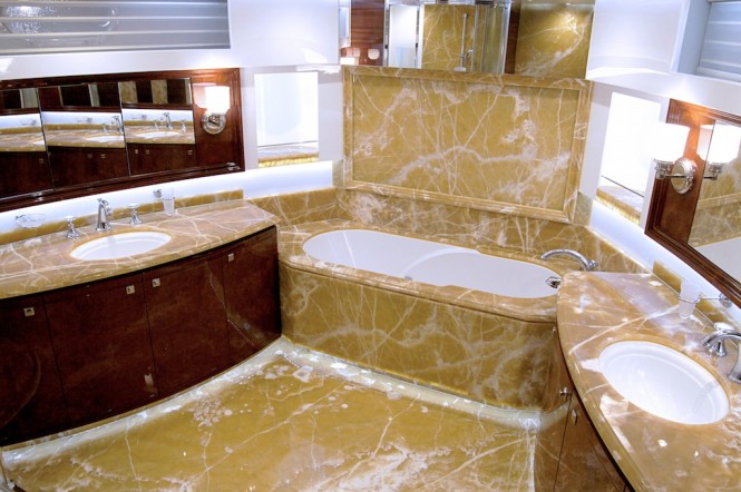 Owners bathroom - RP 110 Horizon Yacht Lady Gaga