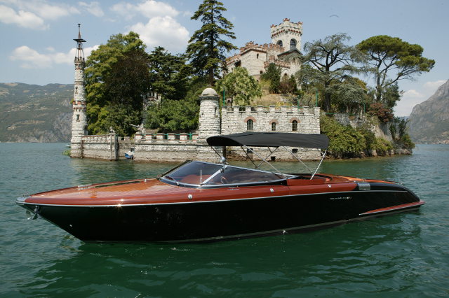 The Aquariva Cento motor yacht, designed by Officina Italiana Design