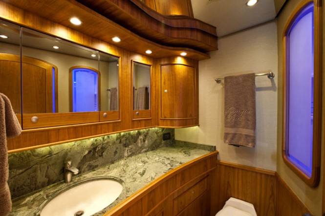 81´ luxury yacht Georgia Girl - bathroom