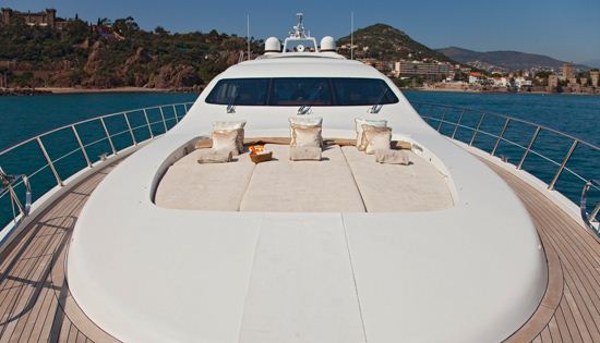 Motor yacht Bear Market foredeck