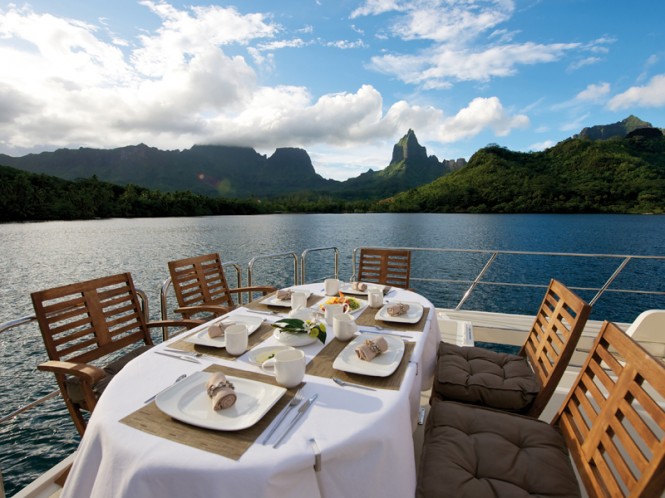 Al fresco dining - luxury yacht MISS KULANI - Photo by Tim McKenna Photography©