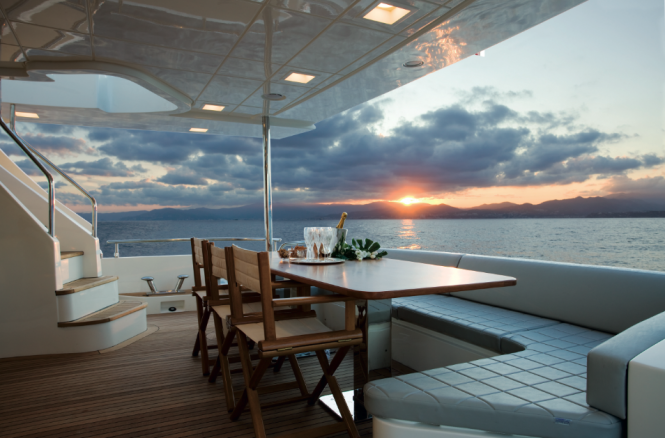 Luxury Motor Yacht Azimut 88 - cockpit