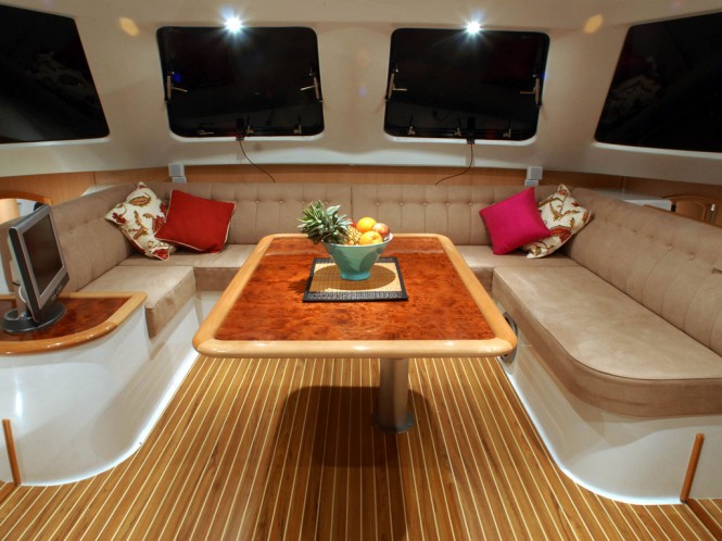 Sailing yacht Seawind 1160 - Saloon