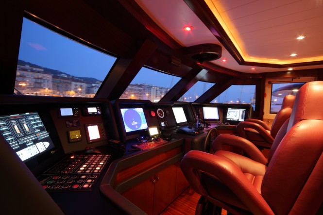 Super Yacht Lady Trudy - wheelehouse