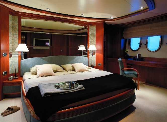 Azimut superyacht Cinque Master suite