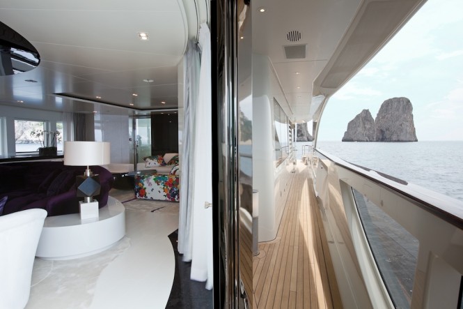 Motor Yacht Quinta Essentia - View of the main saloon on the left