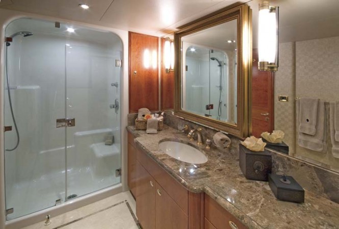 Motor yacht Mary Alice II bathroom