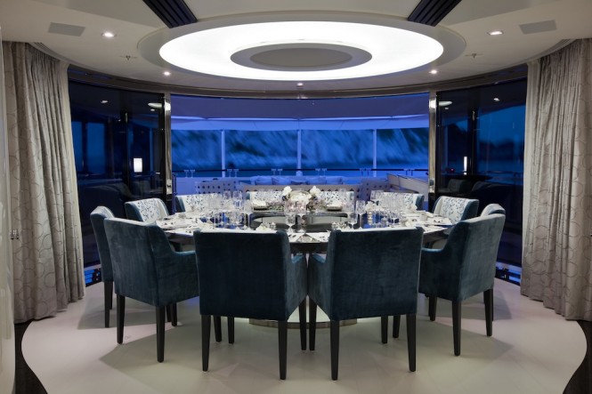 Sumptuous dining table for 12 guests - Superyacht Quinta Essentia