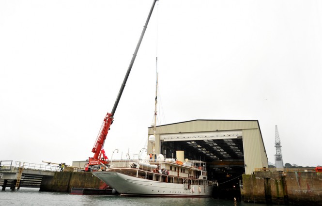 Super Yacht Dona Amelia mast stepping