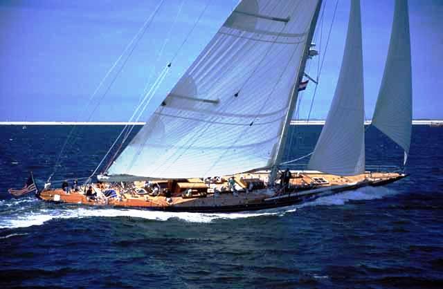 130´ charter yacht Endeavour