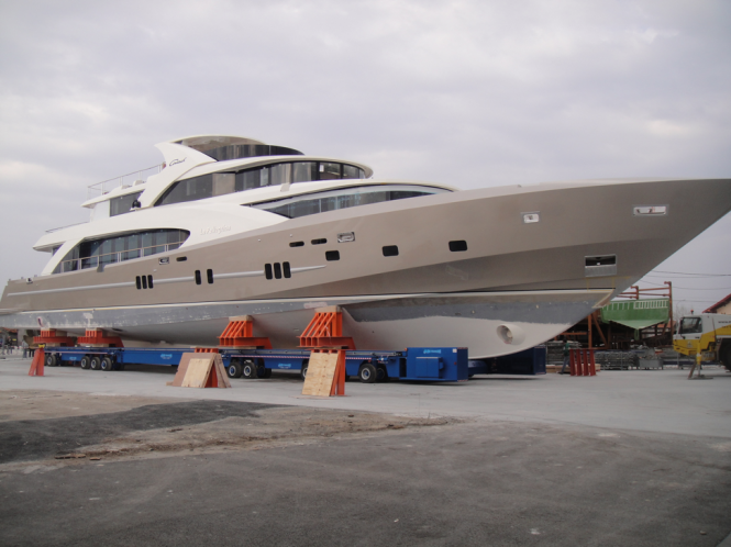 5000 Fly motor yacht LA PELLEGRINA by Couach Yachts
