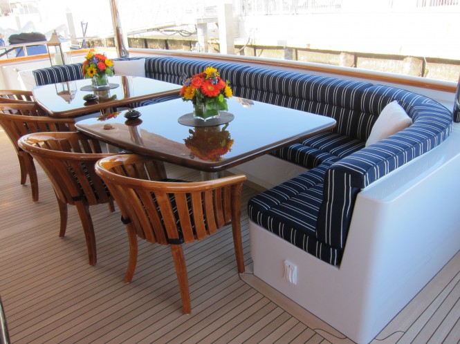 Casino Royale yacht - Al fresco settee