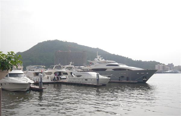 Horizon RP120 motor yacht Muses in Sanya