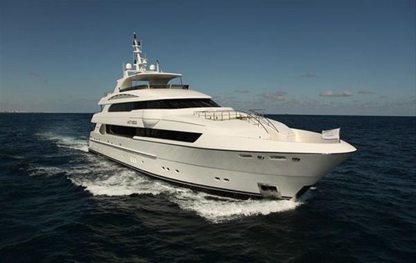 P136 motor yacht Antithesis by Horizon Yachts