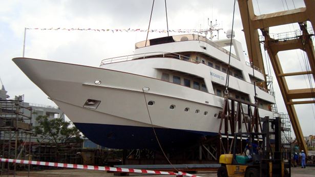 The launch of the 39m superyacht Megaway 128