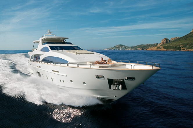 Azimut Grande 105 superyacht running