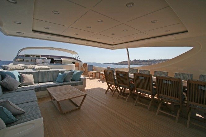 Charter yacht M&M - Flybridge