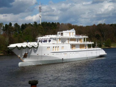 74m megayacht Flying Fox (ex Graffiti) by Nobiskrug before getting a new repaint