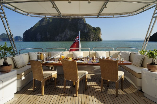 Al fresco dining - motor yacht Axioma