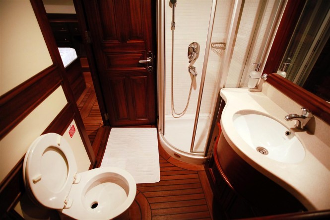 Grande Mare gulet - bathroom