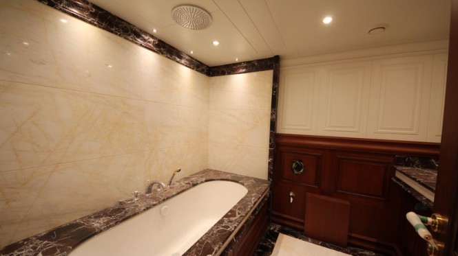 Luxury yacht Bilgin 160 Classic Guest Bathroom