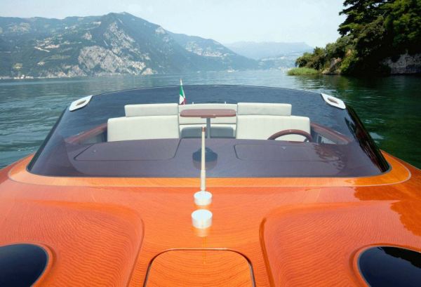 The Riva Aquariva yacht by Marc Newson - front view Photo RivaVentura