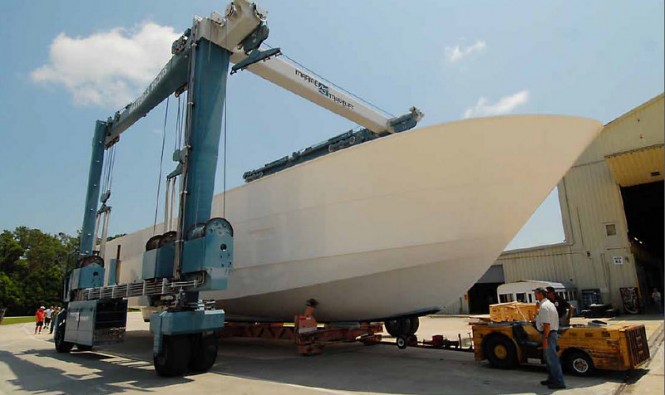 Hatteras motor yacht 100 Raised Pilothouse transferred to the large travel lift