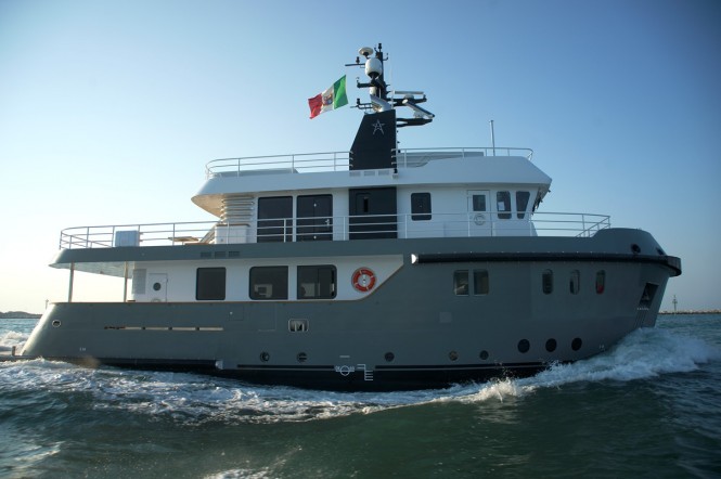 27m motor yacht Irie Man - side view