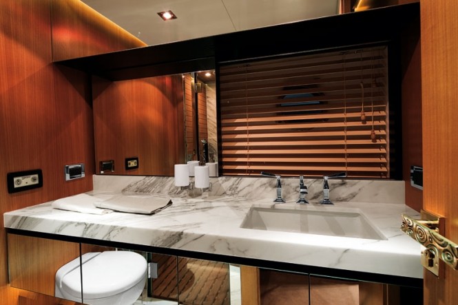 Superyacht Azimut 88 - Guest Head