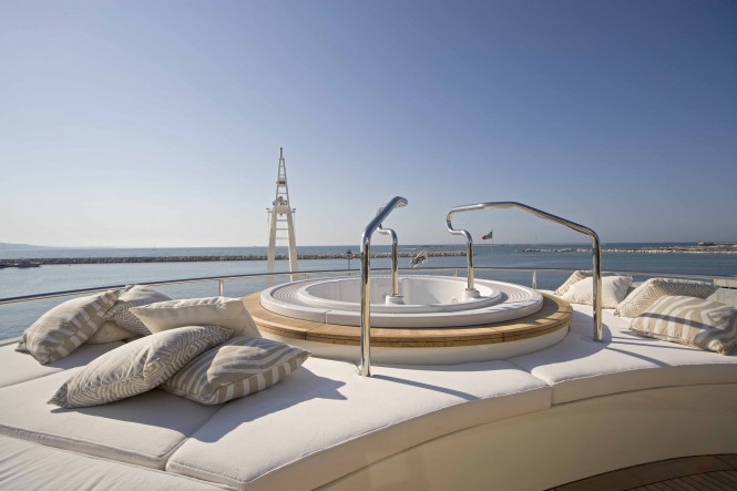 M/Y DARLINGS DANAMA Spa Pool