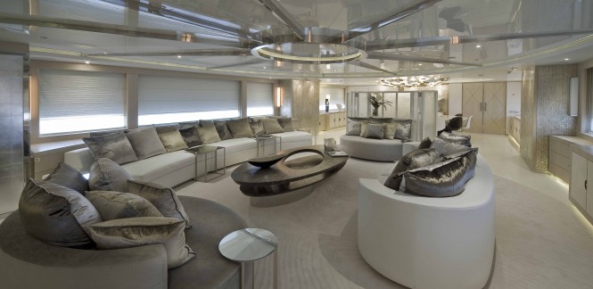 Main Salon of motor yacht DARLINGS DANAMA