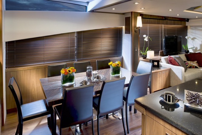 Luxury yacht Manhattan 73 - Dining