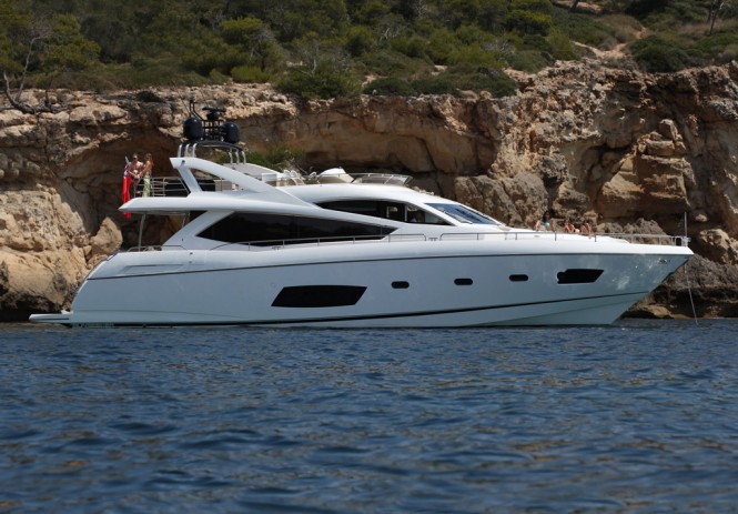 Manhattan 73 Yacht - side view