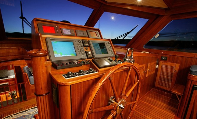 Luxury yacht Excellence - Wheelhouse
