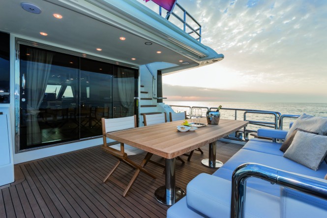 Luxury yacht Magellano 76 Cockpit