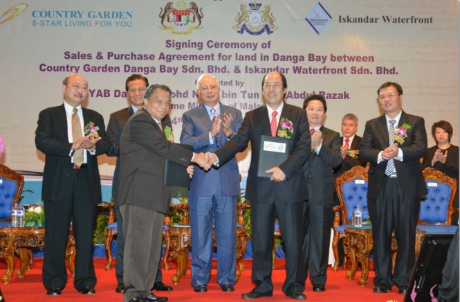 Signing Ceremony of Sales and Purchase Agreement for Land in Danga Bay between Country Garden Holdings and Iskandar Waterfront Holdings