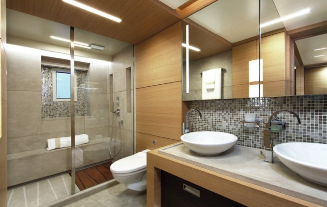 First Classic Supreme 132 Yacht Petrus II - Bathroom Photo credit: Thierry Ameller