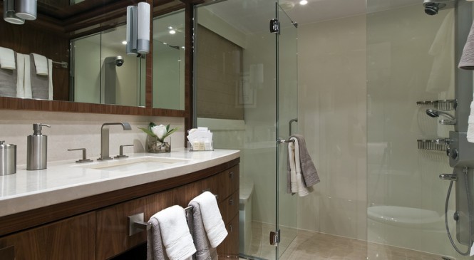 Luxury yacht Gigi II - Guest Bathroom