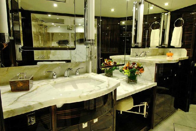 Nordhavn 76 yacht Tortuga - Bathroom