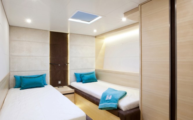Hamilton Yacht - Twin Cabin