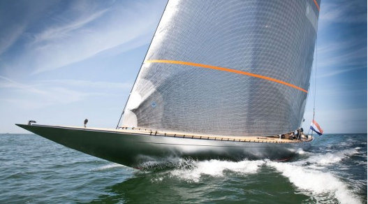 Superyacht Firefly - beautiful design with reflections of FL-Yacht Titanium