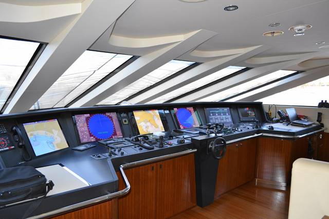 Luxury yacht Lady Dee - Wheelhouse